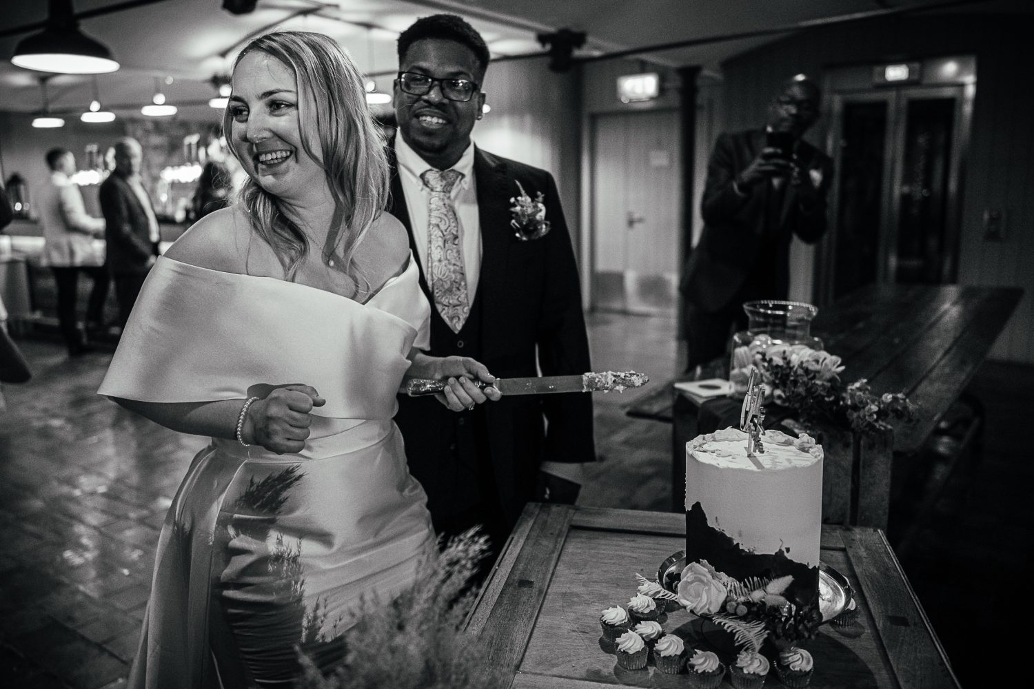 Cutting the wedding cake