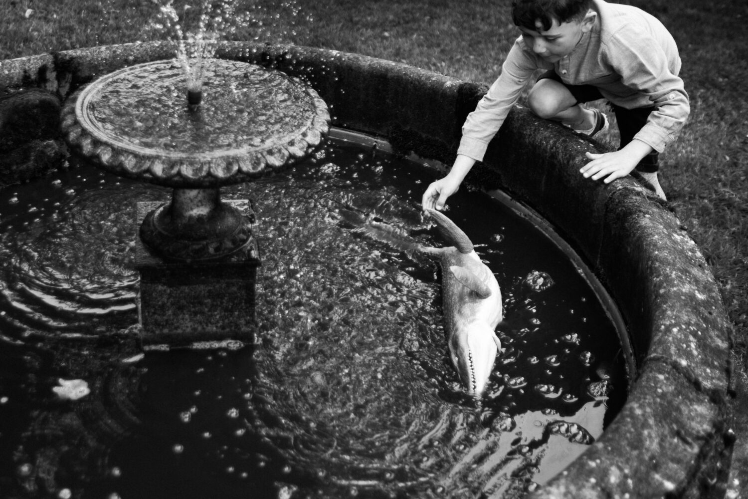 Eyam Hall Wedding Photographer 16 Child Playing in water fountain at Eyam Hall