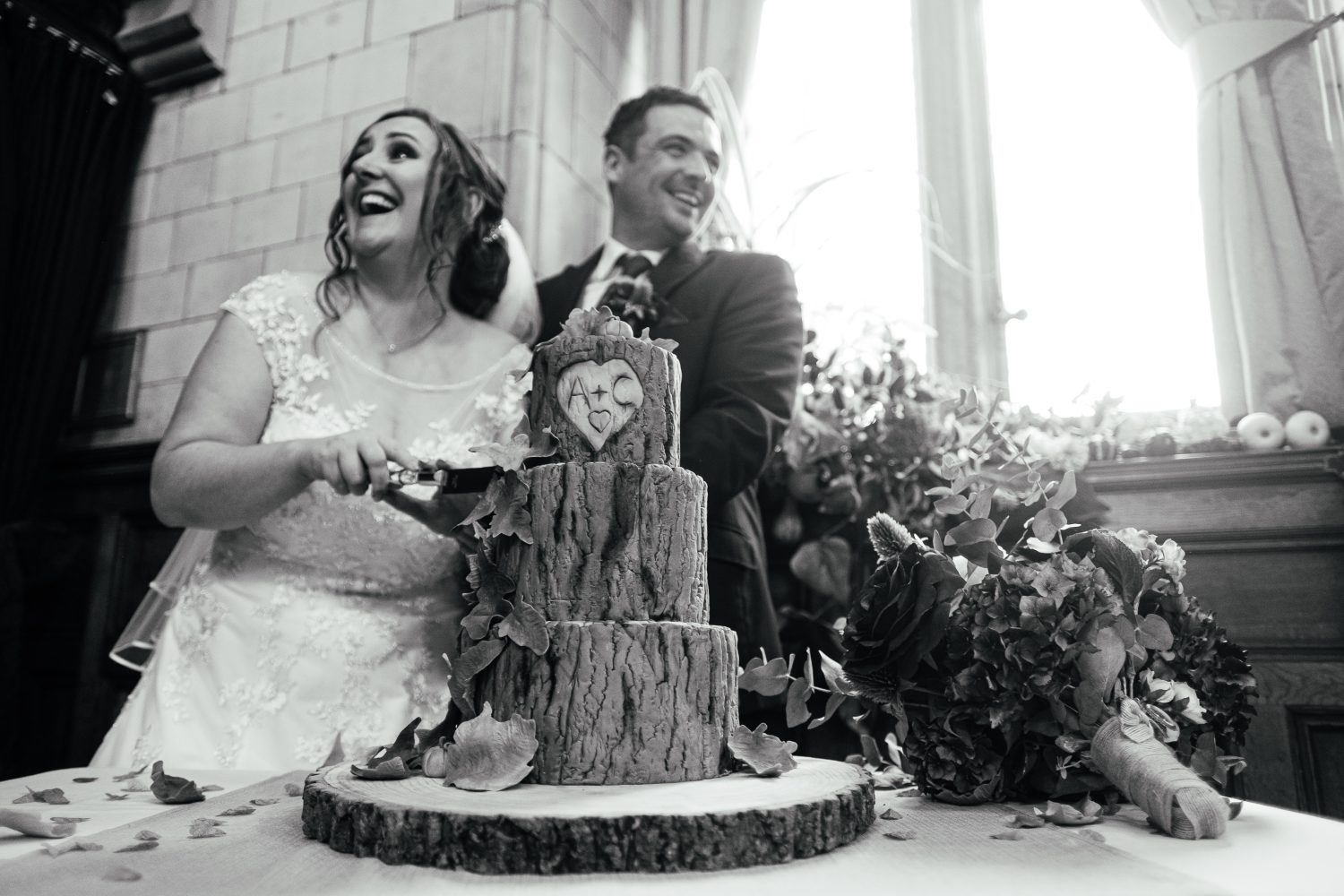 Cutting the wedding cake