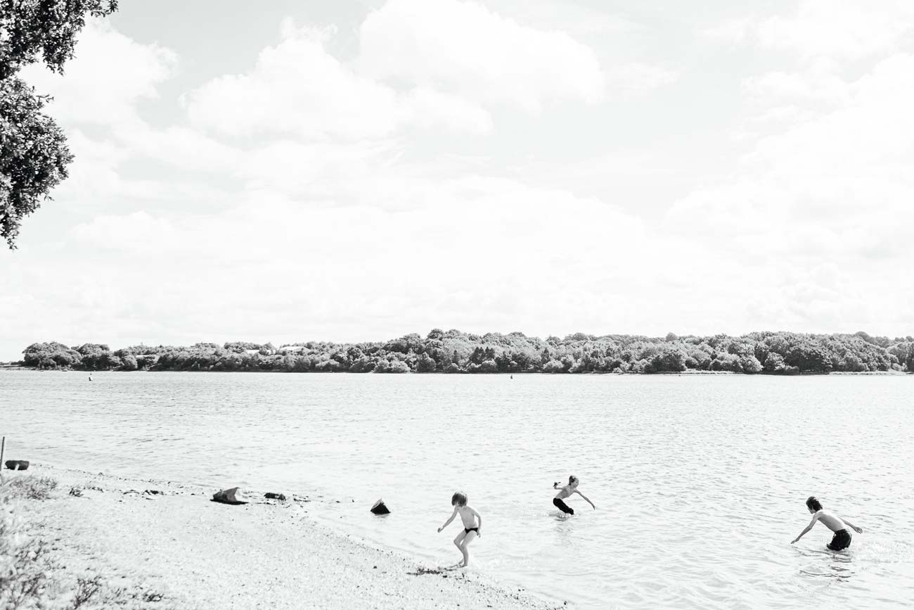 Children-playing-in-a-lake-at-summer children playing in a lake in summer