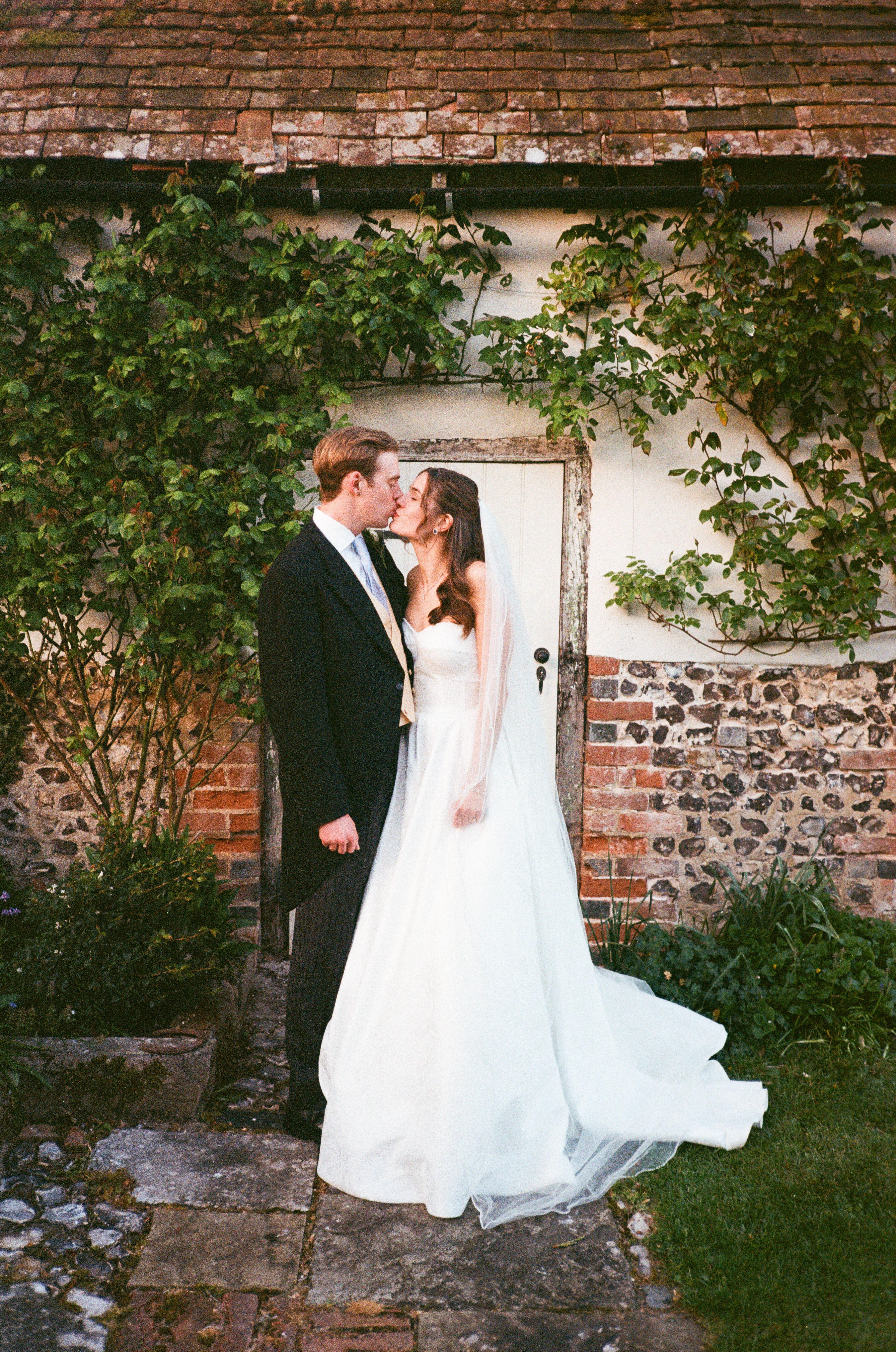 Holly & George Nikon L35 AF-013 svg+xml;charset=utf